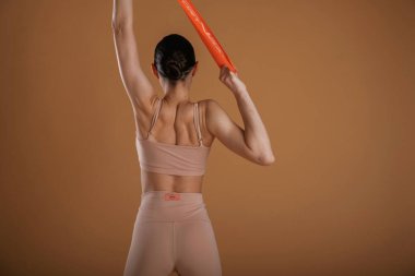 Uzayan eller için kumaş. Güzel fitness kadını stüdyoda..