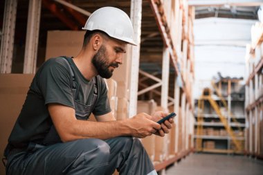 Ara verdim, akıllı telefonumla oturdum. Foreman depoda, kargo dağıtım işinde..
