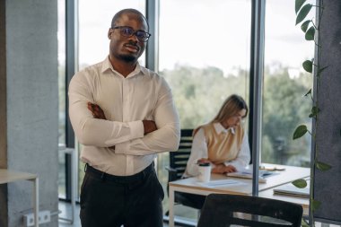 Ofiste iki iş adamı birlikte çalışıyor..