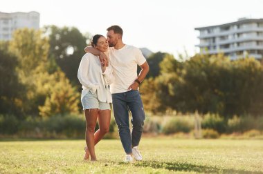 Ön manzara. Güzel bir çift sahada yürüyüş yapıyor..