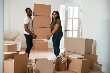 Afrikalı Amerikalı çift yeni eve taşınıyor..