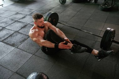 Abs egzersizi. Güçlü kaslı adam spor salonunda çalışıyor..