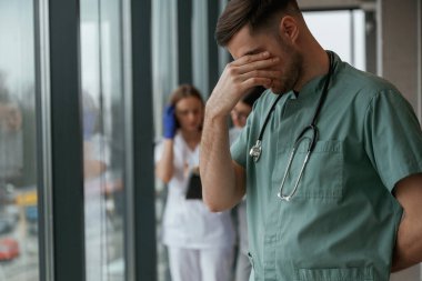 Adam kendini kötü hissediyor. Bir grup doktor içeride birlikteler..