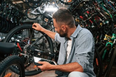 Mağazada çalışıyorum. Bisiklet dükkanında tamirci..