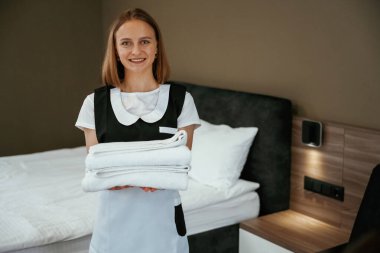 Modern iç mimari, çalışıyor. Genç oda hizmetçisi otel odasında..