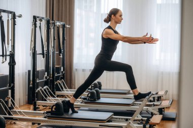 Spor seansı. Genç bayan antrenman malzemeleriyle spor salonunda..