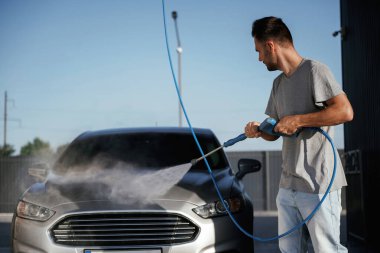 Çamaşırları yıkıyorum. Adam dışarıda arabasıyla bekliyor..