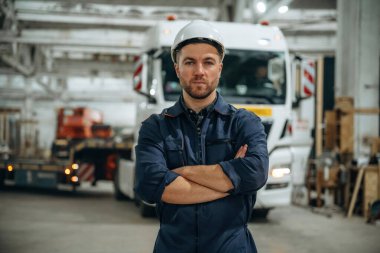 Bir kamyonun önünde duruyordum. Erkek işçi, modern depo veya imalat şirketinde çalışıyor..