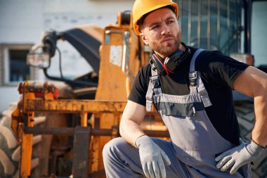 Adam traktörle birlikte. Tarım işçisi.