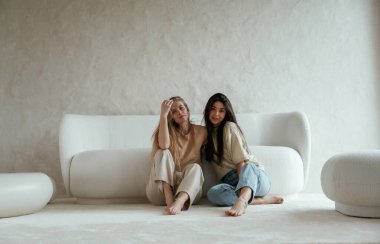 Dinleniyoruz, birlikte oturuyoruz. İki mutlu genç bayan en iyi arkadaş içeride..