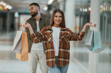 Adam hayal kırıklığına uğramış, kızgın. Genç çift süpermarkette beraberler..