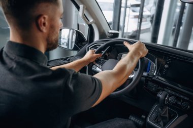 Adam arabada oturuyor, şoför..