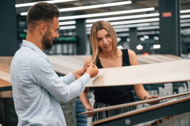 Dalga geçmek, parke rengiyle kız arkadaşın saçı aynı renkte. Kadın ve erkek hırdavatçıda..