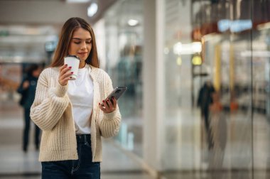 Taze içecek hazır, ayakta. Alışveriş merkezinde güzel bir kadın var, alışveriş anlayışı..