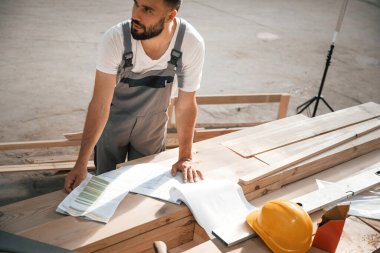 Bir sürü kağıt ve plan. Ahşap depoda sanayi işçisi..
