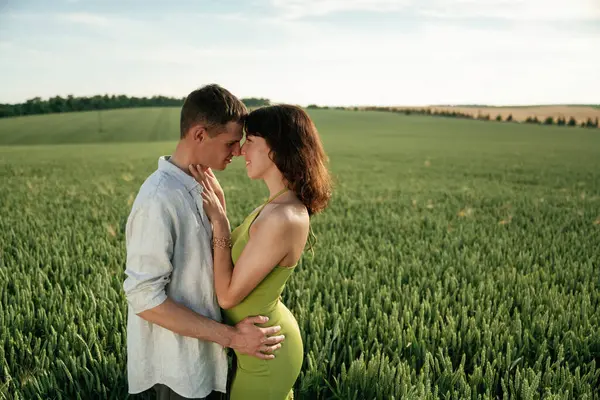 Birbirinize sarılın. Çiftler tarlada beraberler..