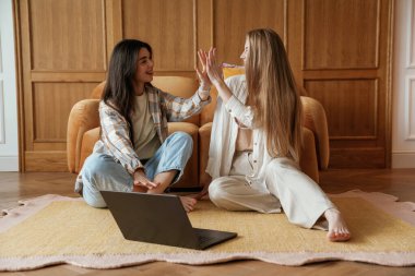 Mutlu boş anlar. İki genç bayan en iyi arkadaş içeride..