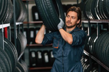 Lastiği taşıyorum. Lastik tamir servisinde adam var..