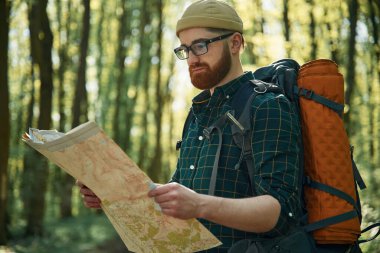 Haritayı okuyorum, bir yol arıyorum. Sakallı adam gündüz vakti ormandadır..