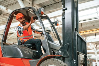 Forklift sürüyorum. Ahşap depoda sanayi işçisi..