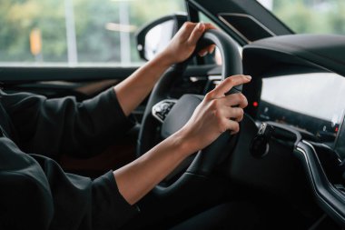 Yeni araba kullanan kadınların ellerine yakından bakın..