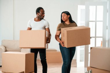 Bir sürü kutu. Afrikalı Amerikalı çift yeni eve taşınıyor..