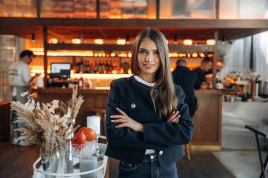 Arka planda insanlar var. Restoran sahibi ya da müdürü içeride bekliyor..