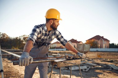 Metal rog, meşgul. İşçi gündüz vakti şantiyede..