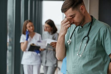 Adam kendini kötü hissediyor. Bir grup doktor içeride birlikteler..