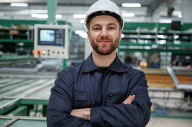 Beyaz kasketli. Fabrika işçisi içeride..