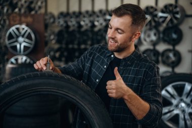 Kurulum için hazır, mükemmel ölçü, araçla. Tekerlekleri ve tekerlekleri olan tamirci var..