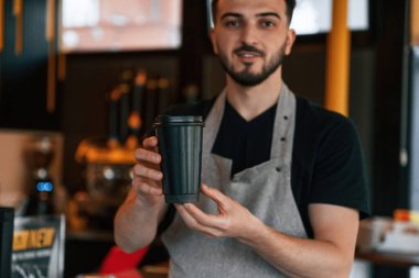 İçki kontrol altında. Adam lezzetli sokak yemekleri sunuyor..