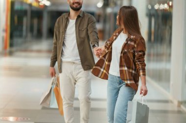 Adam alışverişe gitmek istemiyor. Genç çift süpermarkette beraberler..