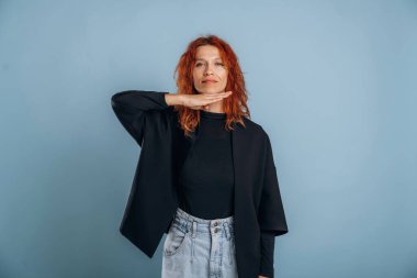 İşaret dili, harfleri gösteriyor. Kadın stüdyoda arka planda..