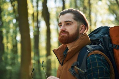 Sakallı adam gündüz vakti ormandadır..