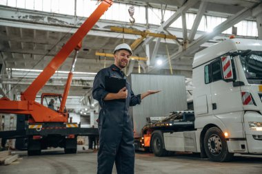 Erkek işçi, modern depo veya imalat şirketinde çalışıyor..