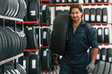 Lastiği hareket ettiriyorum. Lastik tamir servisinde adam var..