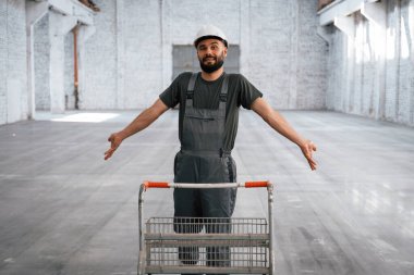 Boş palet. Erkek işçi depoda..