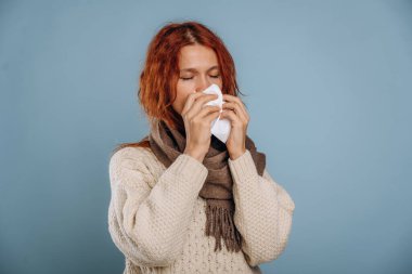 Sağlıksız, hasta hissediyorum. Kadın stüdyoda arka planda..