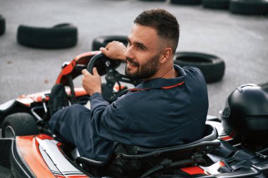 Aşırı sporlar, araba kullanmak. Erkekler açık havada, kart yarışı gebeliği..