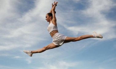 Bulutlu mavi gökyüzü, zıplıyor. Genç sıska kadın dışarıda..