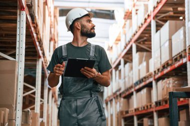 Not defteriyle kalite kontrol. Foreman depoda, kargo dağıtım işinde..