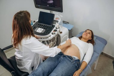 Tarama devam ediyor. Ultrason testine giren hamile bir kadın..