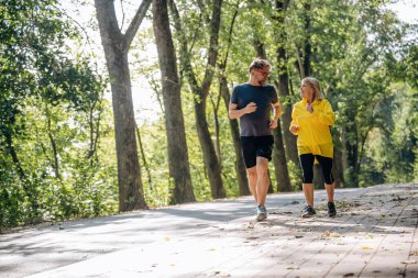 Ön manzara, koşu, spor. Doğada üst düzey çiftler birlikte..
