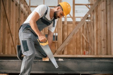 Tahta testereyle kesilmiş. Depoda sanayi işçisi.