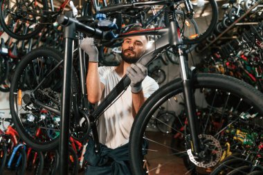 Çalışanların işi var. Bisiklet dükkanında tamirci, mağazada çalışıyor..