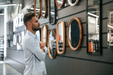 Ev için ürünler. Adam hırdavatçıda..