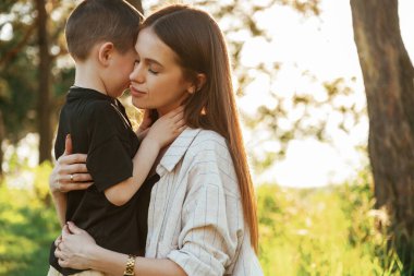 Gün ışığında hem de. Anne ve oğlu ormanda beraberler..