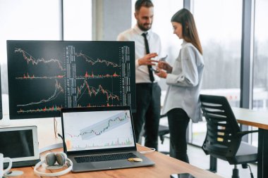 İki çalışan ofiste birlikte çalışıyor..