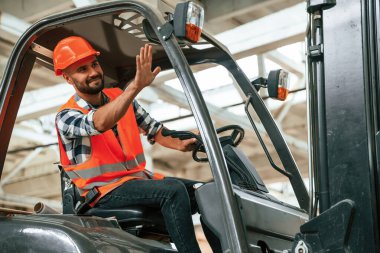 Forklift sürüyorum. Ahşap depoda sanayi işçisi..